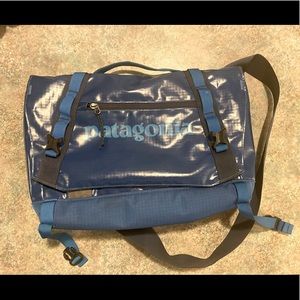 Patagonia Black Hole messenger bag